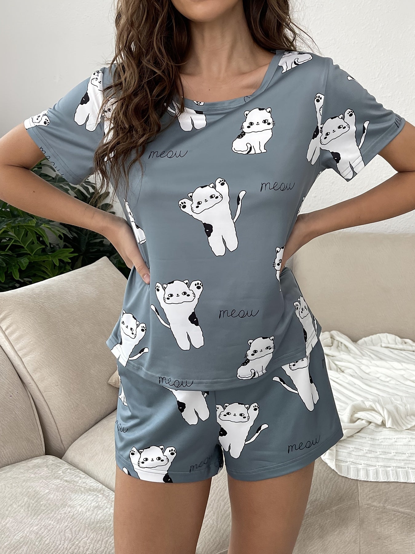 Comfortable kitty print pajama sets for women with short sleeves and shorts.