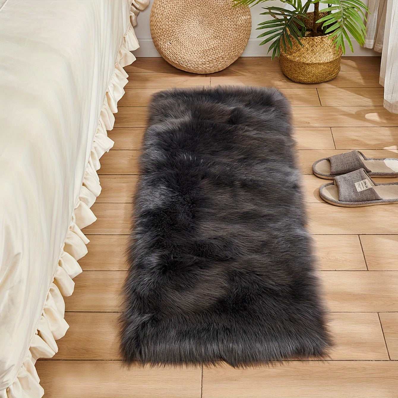 Soft and Fluffy Long Plush Bedroom Bedside Rug made of Artificial Fur, Washable and Ideal for Living Room and Bedroom Window Decoration