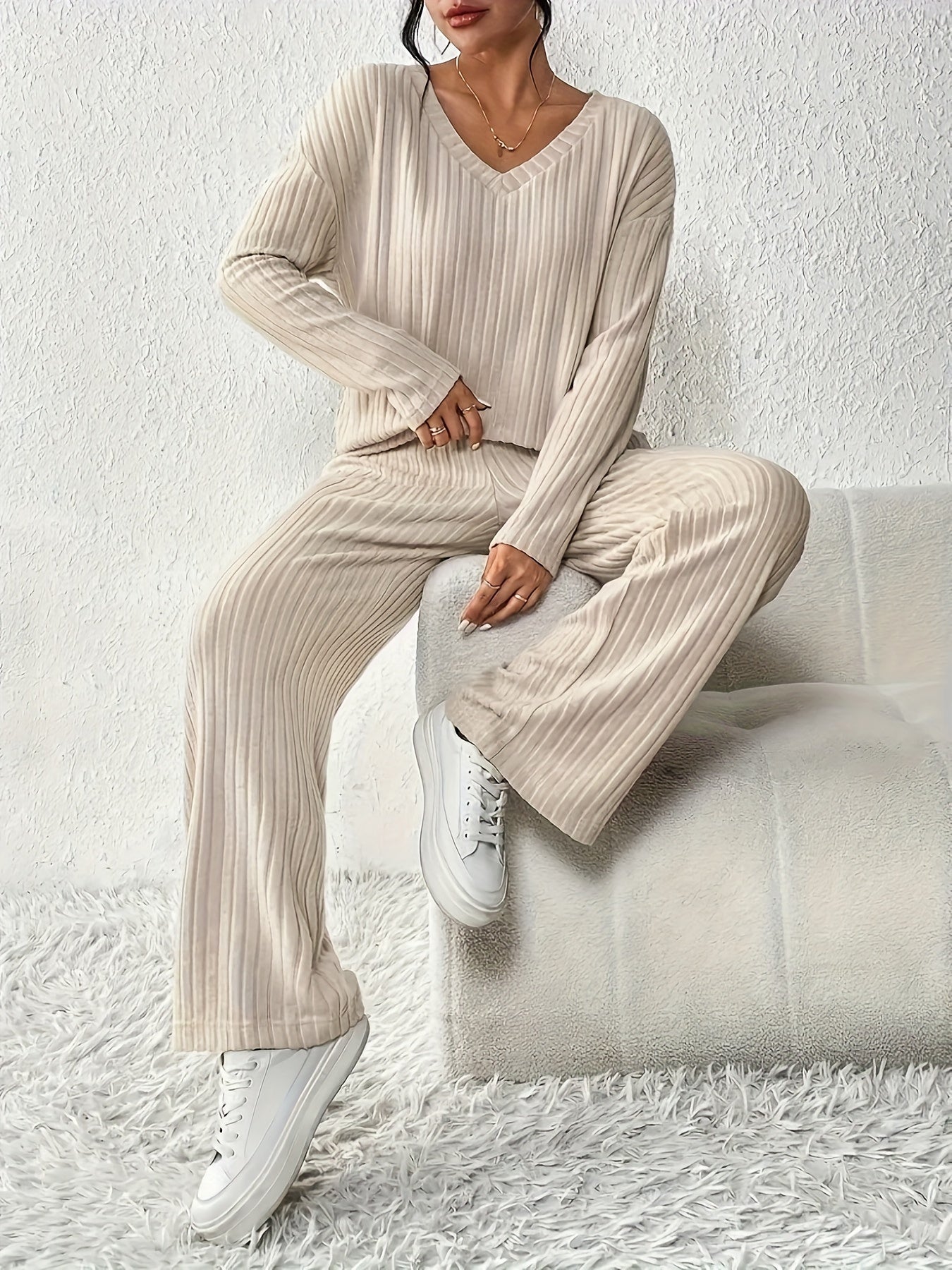 V-neck long-sleeve top and straight-leg pants set in solid color with ribbed texture for fall and winter.