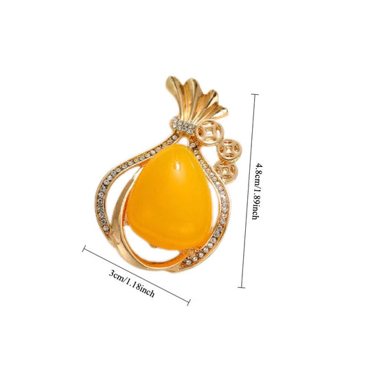 Vintage luxury pineapple design acrylic brooch for women, perfect for adding an elegant touch to any outfit. A versatile accessory that can be worn as a lapel pin, making it a unique Christmas gift.