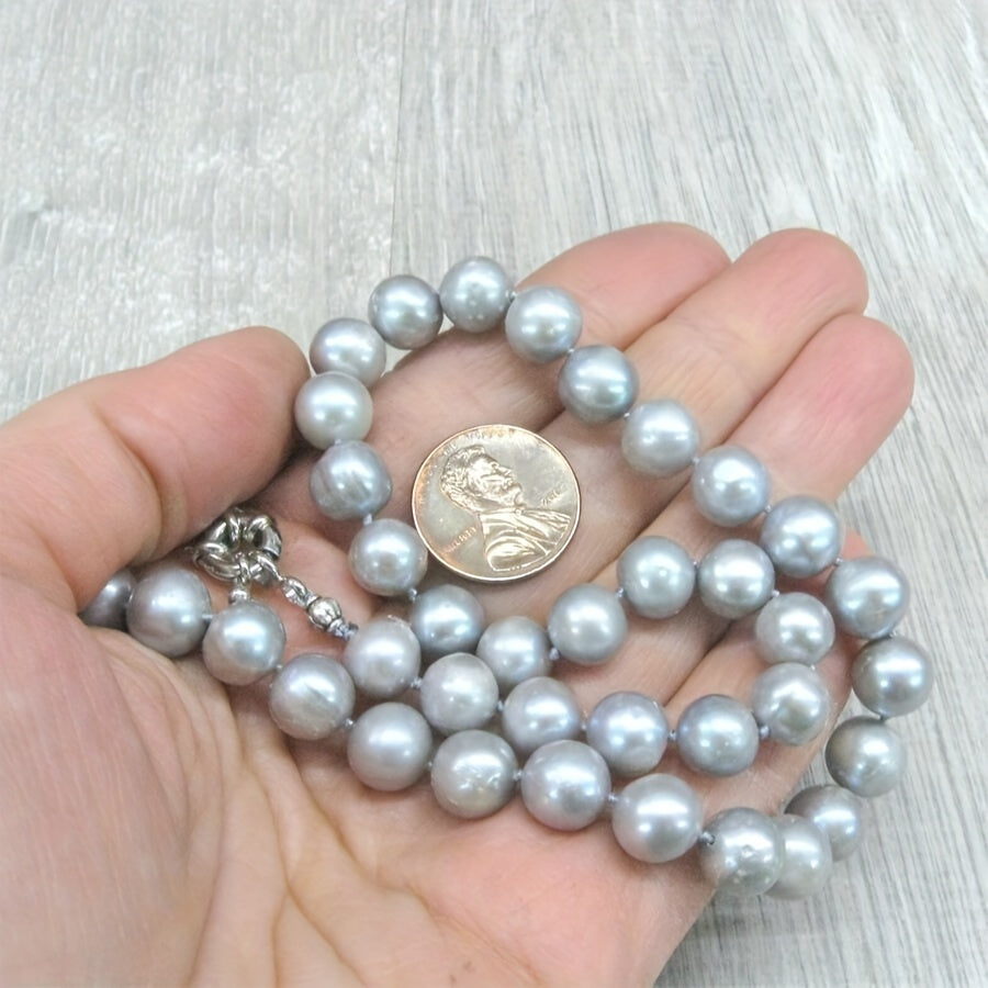 This MYSOYA natural freshwater pearl necklace is handmade with care and features 100% silvery gray pearls. The vintage elegant style and 10-12mm pearls make it a versatile piece of unisex jewelry. It comes in a beautiful gift box, making it the perfect