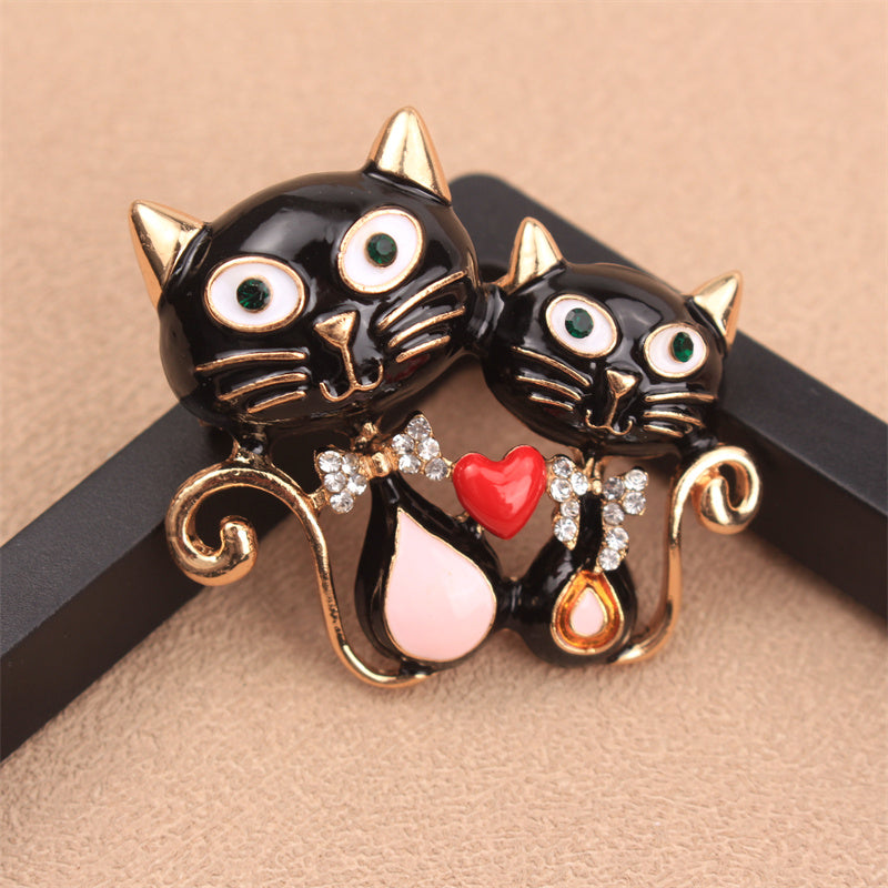 Brooch with Cartoon Cat Pattern and Rhinestone Inlay, Perfect for Women's Clothing, Lapel Pin for Dresses, Coats, and Sweaters, A Stylish Corsage Accessory