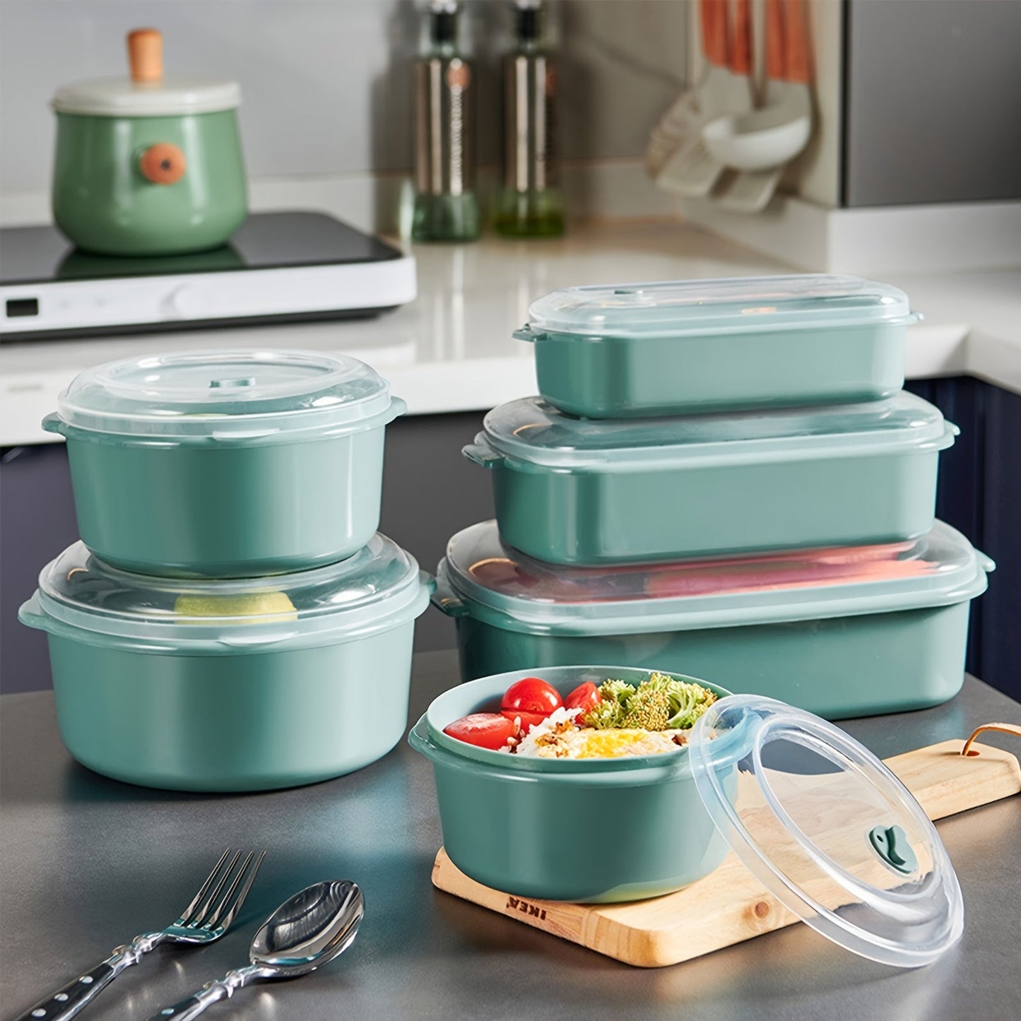 Essential kitchen set includes 3 round food storage containers with lids, perfect for storing fruits, vegetables, noodles, meat, eggs, ginger, garlic, and onions. These microwave-safe containers are made of reusable plastic and feature a clip closure for