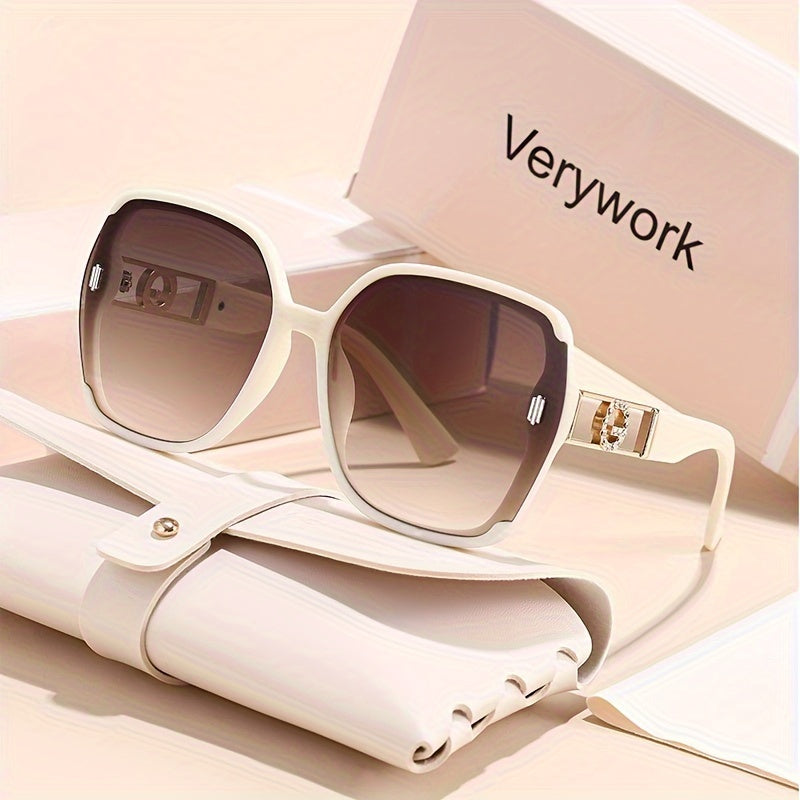 Retro rectangular fashion glasses for women with anti-reflective lens, perfect for various occasions.