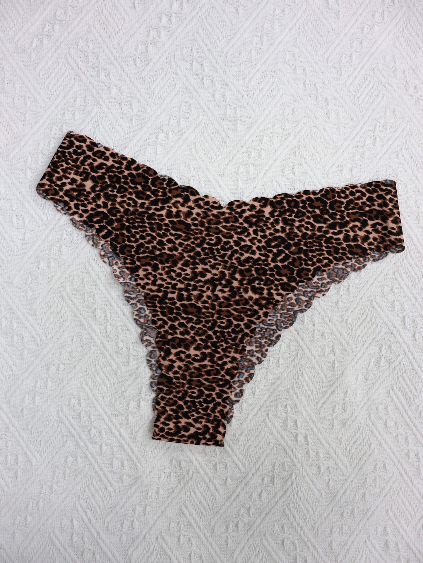 10 seamless women's briefs in a nylon/elastane blend, featuring sexy scalloped edges and unique prints (leopard, zebra, camo) and solid colors. Breathable, comfortable, mid-rise and hand