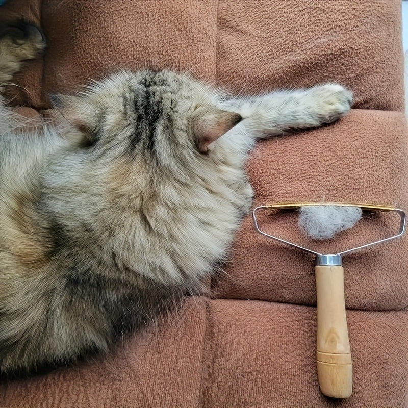 Durable metal brush for cats and dogs removes 99% of pet hair from furniture and clothes. Suitable for all coat types.