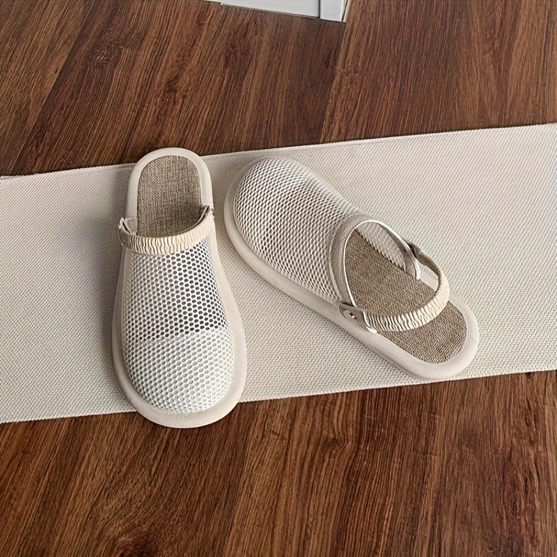 Mesh sandals with bread toe hole and one-foot slipper.