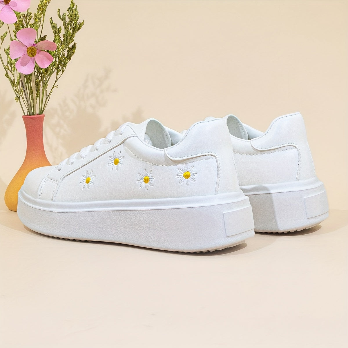 Women's low-top lace-up sneakers with embroidered daisy design, ideal for all seasons.