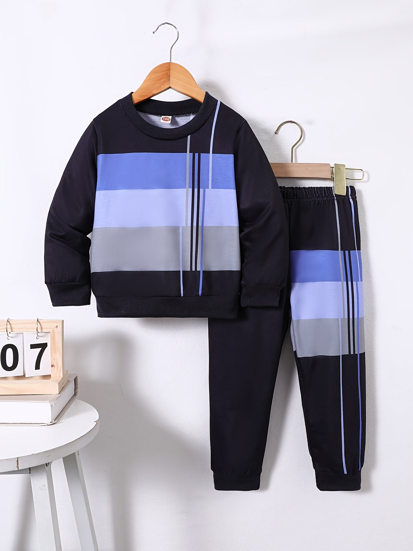 Boys' 2-piece sports suit with striped sweatshirt and joggers. Comfortable fabric, ribbed hem, perfect for outdoor activities in spring and autumn.