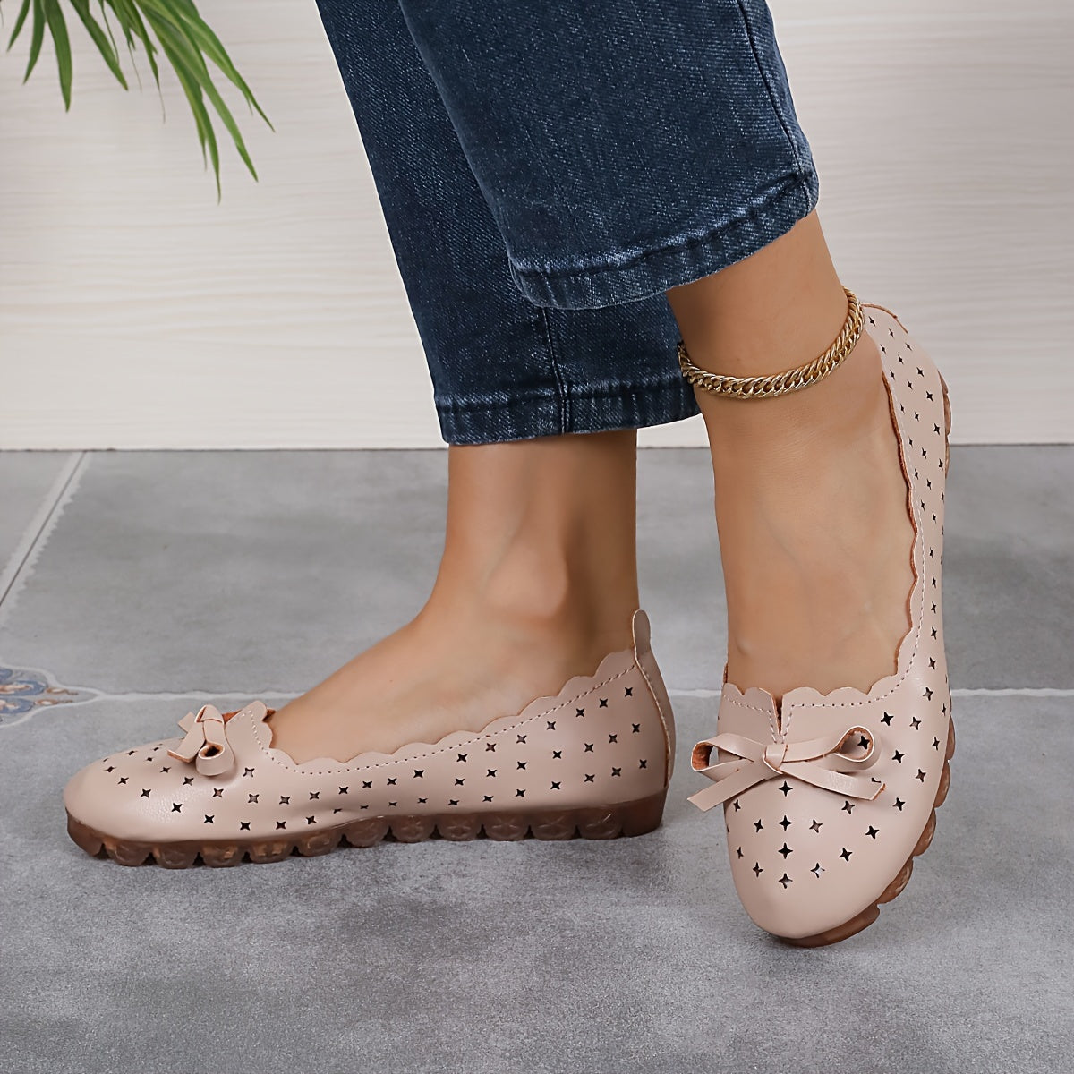 Women's round toe flats, slip-on loafers with rubber sole, made of comfortable man-made materials, suitable for professional work.