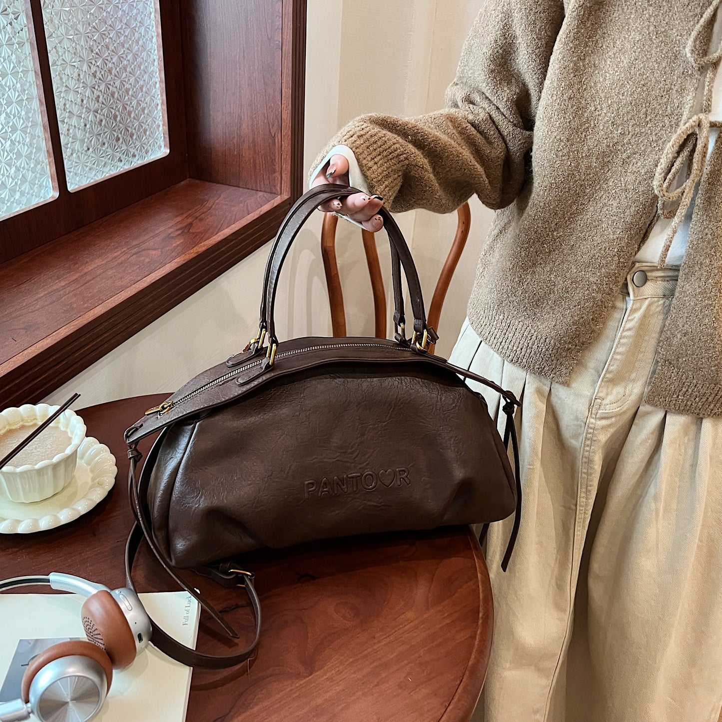 Vintage crossbody bag for women with sophistication, large capacity and versatile usage.