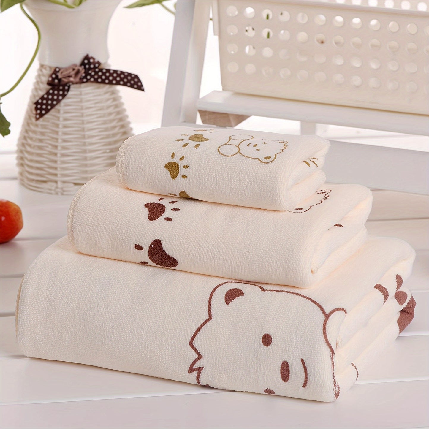 3-piece Cartoon Patterned Towel Set: Soft, absorbent, ultra-thin, and breathable. Featuring a contemporary style, 100 GSM knit fabric made of a polyester and nylon blend. Oblong shape