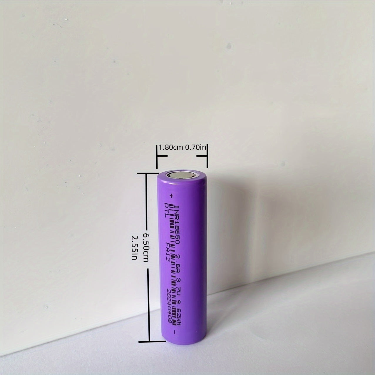 Rechargeable 2600mAh lithium battery with flat head provides long-lasting power for electronics and 18650 discharge.