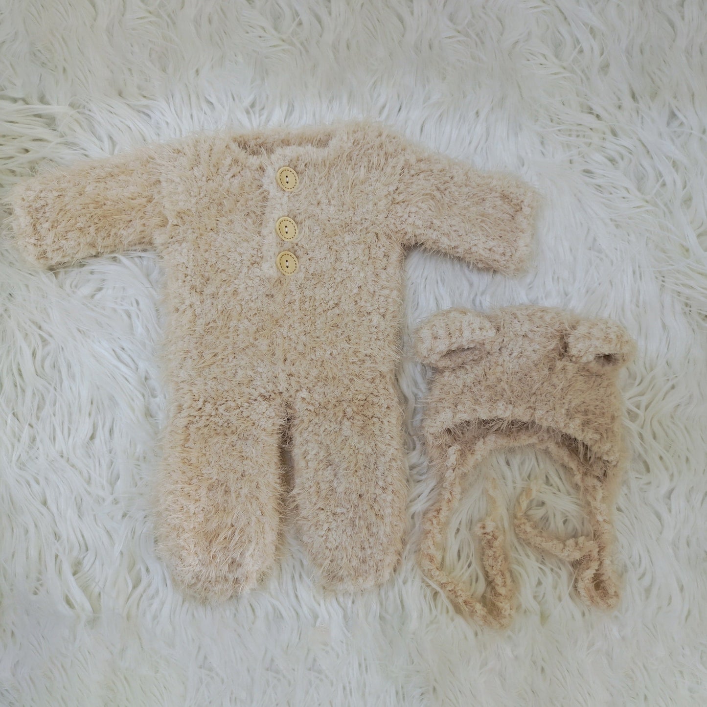 Warm and stylish young bear onesie made of cozy mink velvet, perfect for photography sessions. Suitable for both boys and girls, this outfit comes in light brown, dark brown, white, and ivory colors, making it a must-have in the autumn and winter