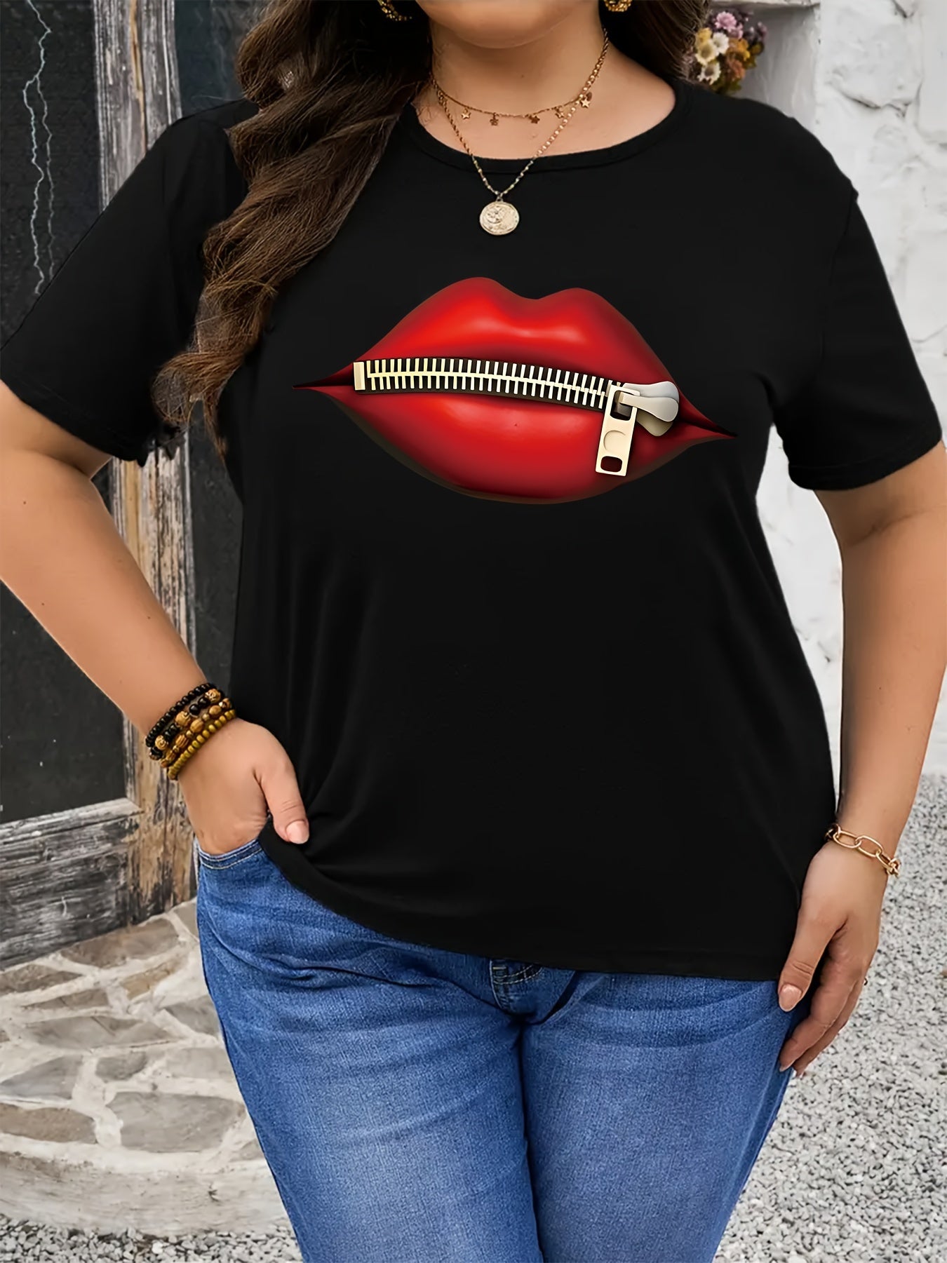 Plus size women's casual t-shirt with geometric lip print, short sleeves, made of polyester knit fabric. Round neck, from the Spring/Summer collection.