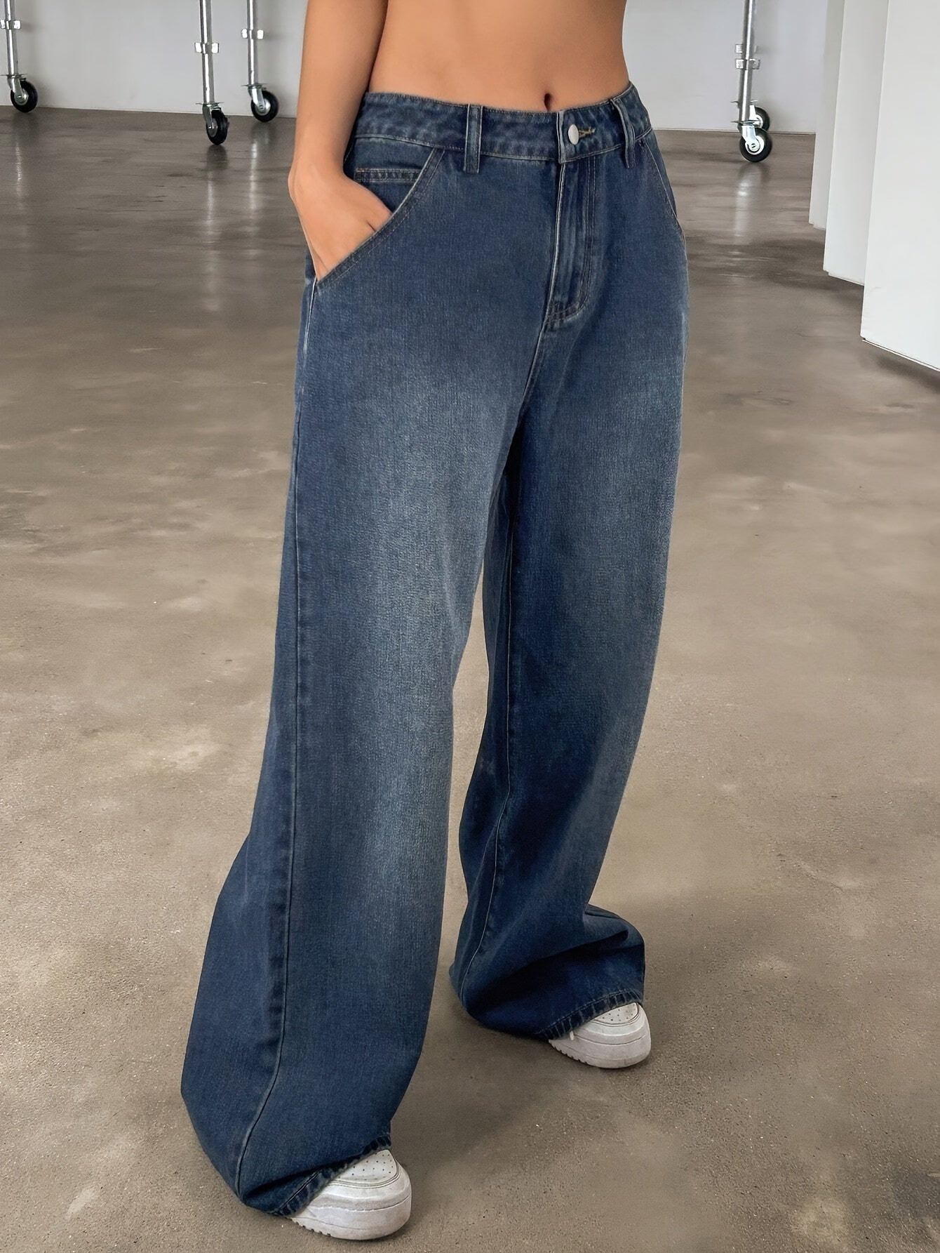 Jeans with multiple pockets for versatile style - Women's casual denim.