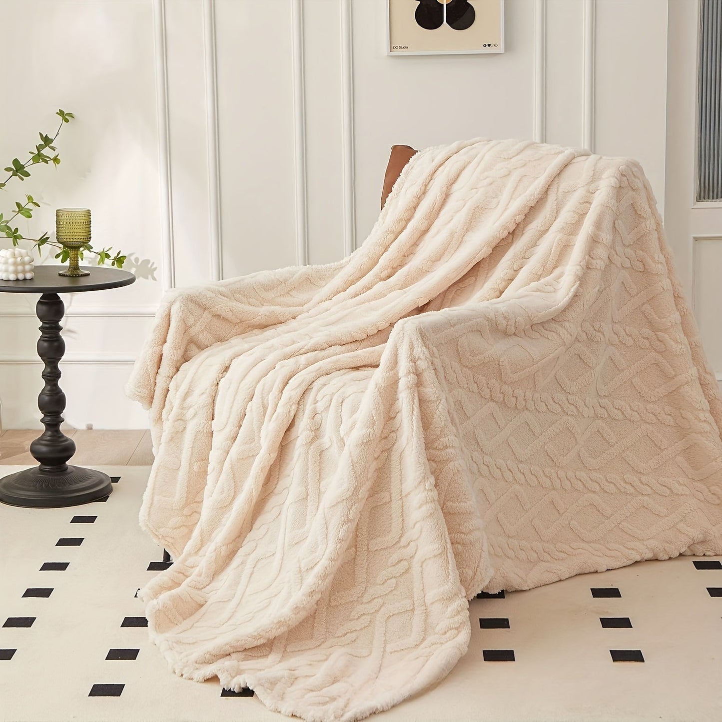 Stay cozy all year round with the July Casa Ultra-Soft Jacquard Velvet Blanket. This thick, reversible throw is perfect for any season and is machine washable for easy cleaning. Available in a beautiful green color.