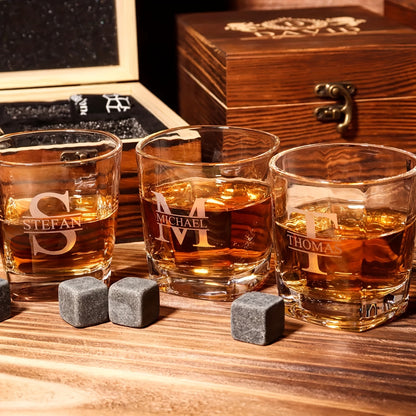 Set of 4 personalized whiskey glasses with wooden box, ideal for gifts such as groomsmen, best man, father, boyfriend, or bachelor party.