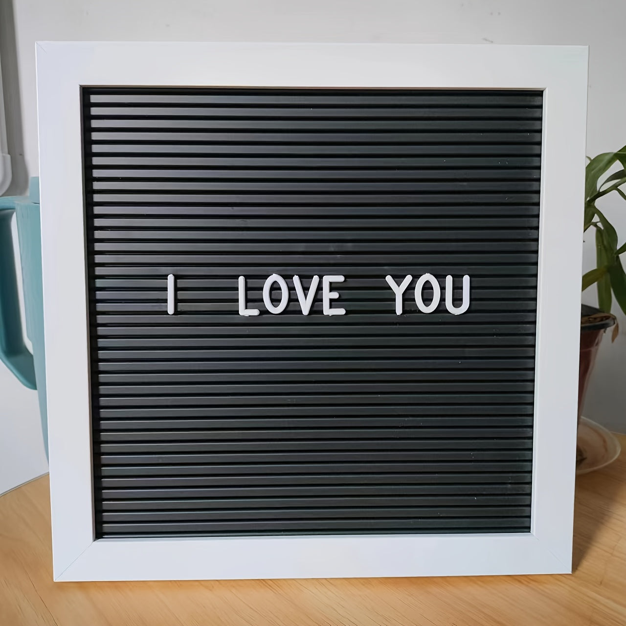 25.4x25.4 cm Blister Message Board with 147 replaceable letters, numbers, and symbols.