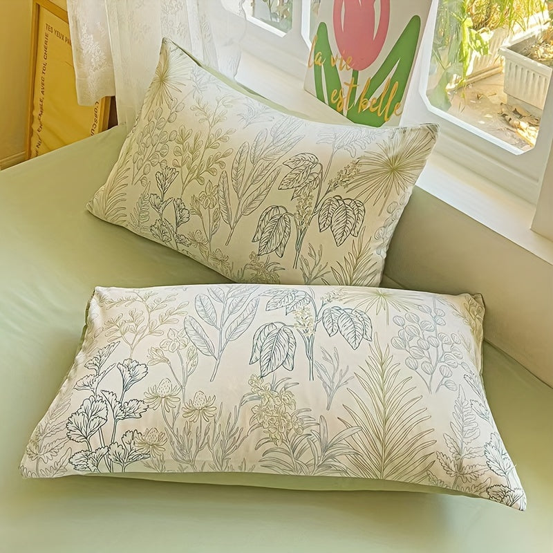 Set of 2 hypoallergenic floral pillowcases, made from machine washable polyester. These envelope closure pillow covers feature deep pockets and a beautiful all-season garden flower print, perfect for adding a touch of elegance to your bedroom, guest