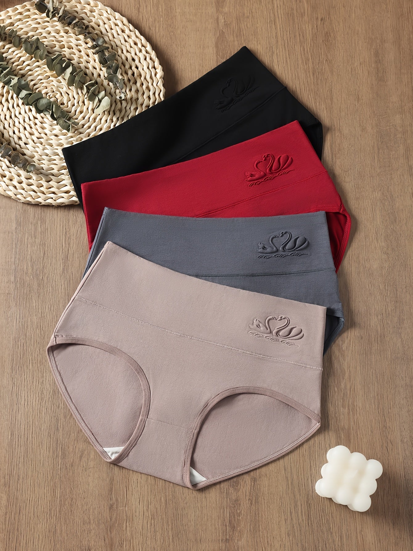 4 high-waisted briefs for women in sexy solid colors. Made with 95% elastane knit fabric for a comfortable fit.