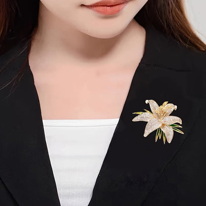 Elegant and Simple Style Luxury Lily Flower Brooch with Full Diamonds, Made of High Quality Alloy Material, Versatile Lapel Pin for Women's Fashion Accessories