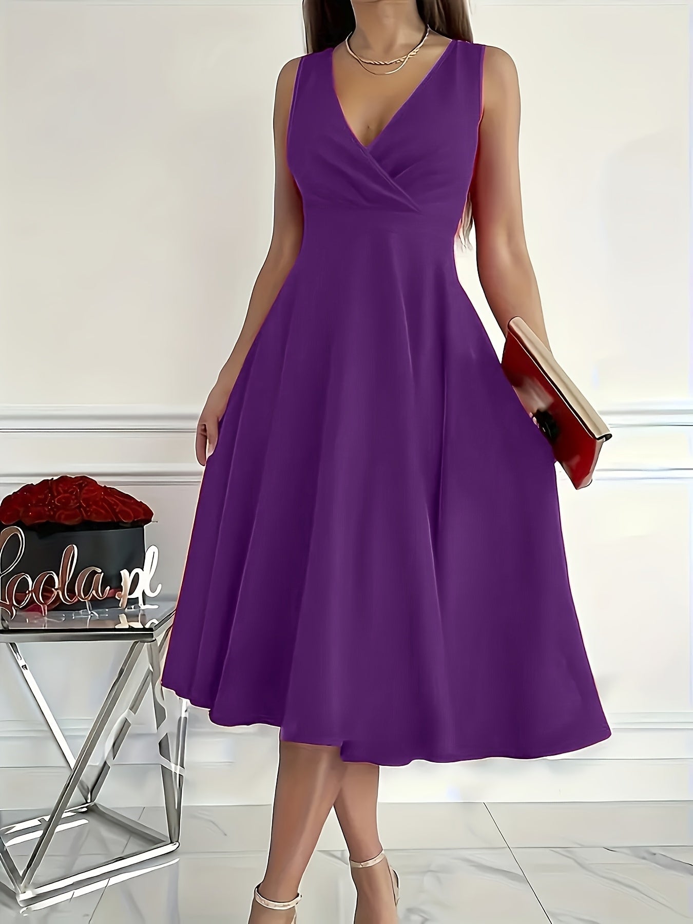 Solid color sleeveless dress with pleated V-neck, ideal for spring and summer vacations.