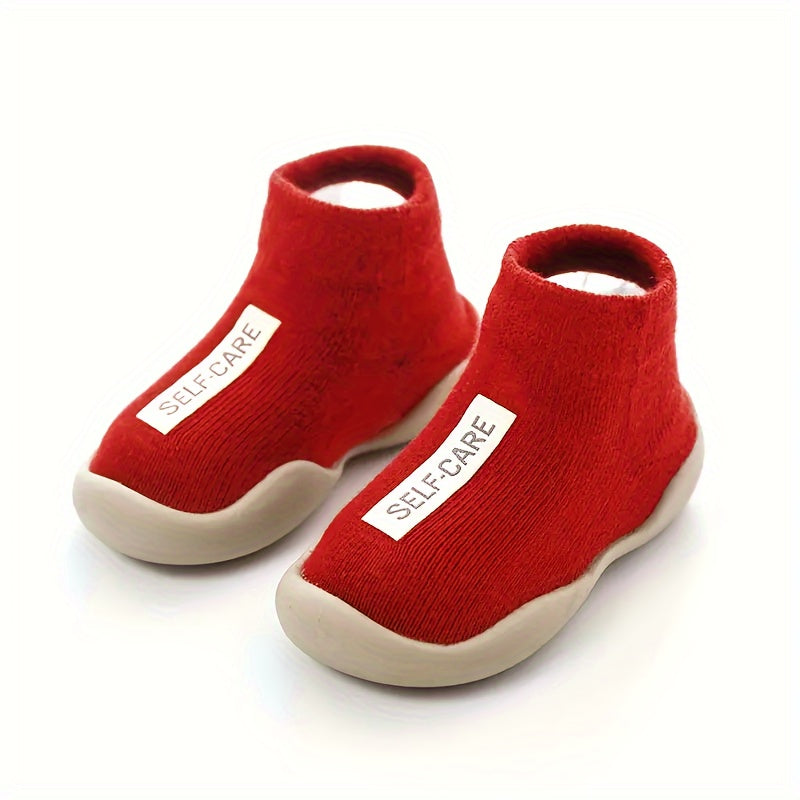 Boys and girls wear walking shoes in spring and summer for cuteness and comfort.