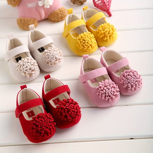 Girls' spring and autumn shoes for ages 0-1 with cute flower decorations and soft soles for comfortable first steps.