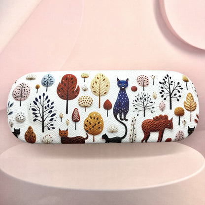 Animal print glasses case that is chic, durable, and stylish for women. Perfect for both casual and business wear, this portable accessory is a fashionable choice for protecting your glasses.