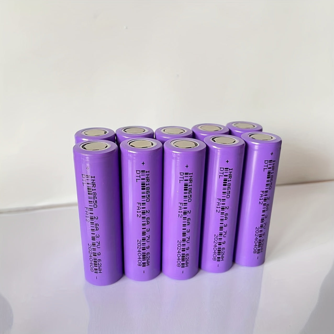 Rechargeable 2600mAh lithium battery with flat head provides long-lasting power for electronics and 18650 discharge.