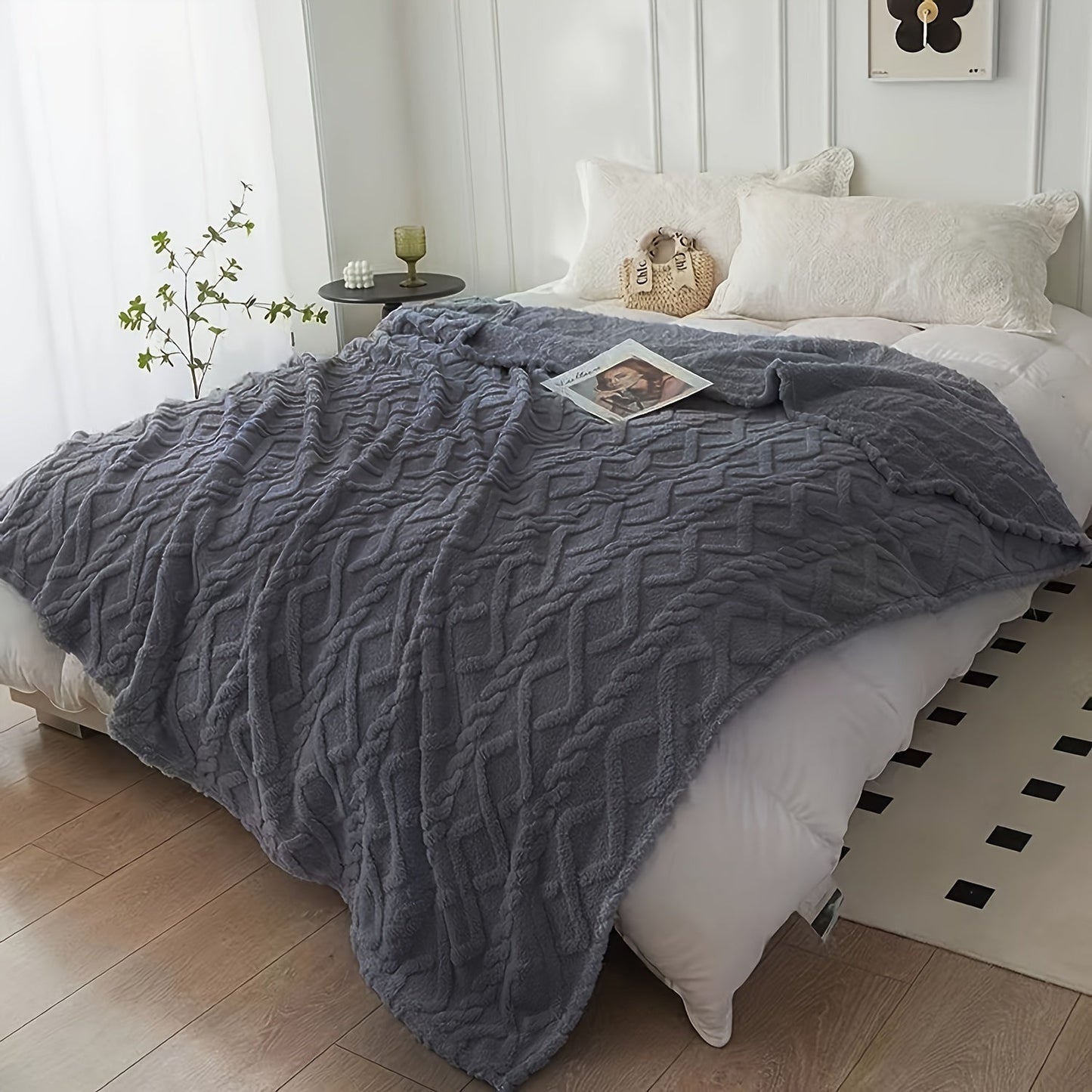 Soft and warm plush air conditioning blanket for July, made of hypoallergenic polyester knit fabric. This blanket is machine washable and can be used as a multipurpose all-season throw for the bed, couch, or travel. It has a weight of 300-350gsm.