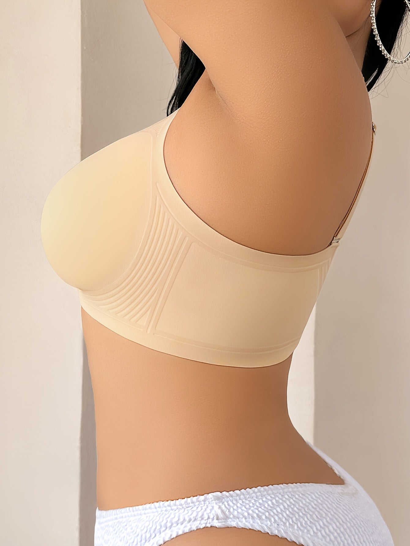 Plus size seamless bra with high elasticity, lift & gather, and anti-sagging features. Made with solid color knit fabric, 75% elastane and 25% elastane. Includes removable padding.