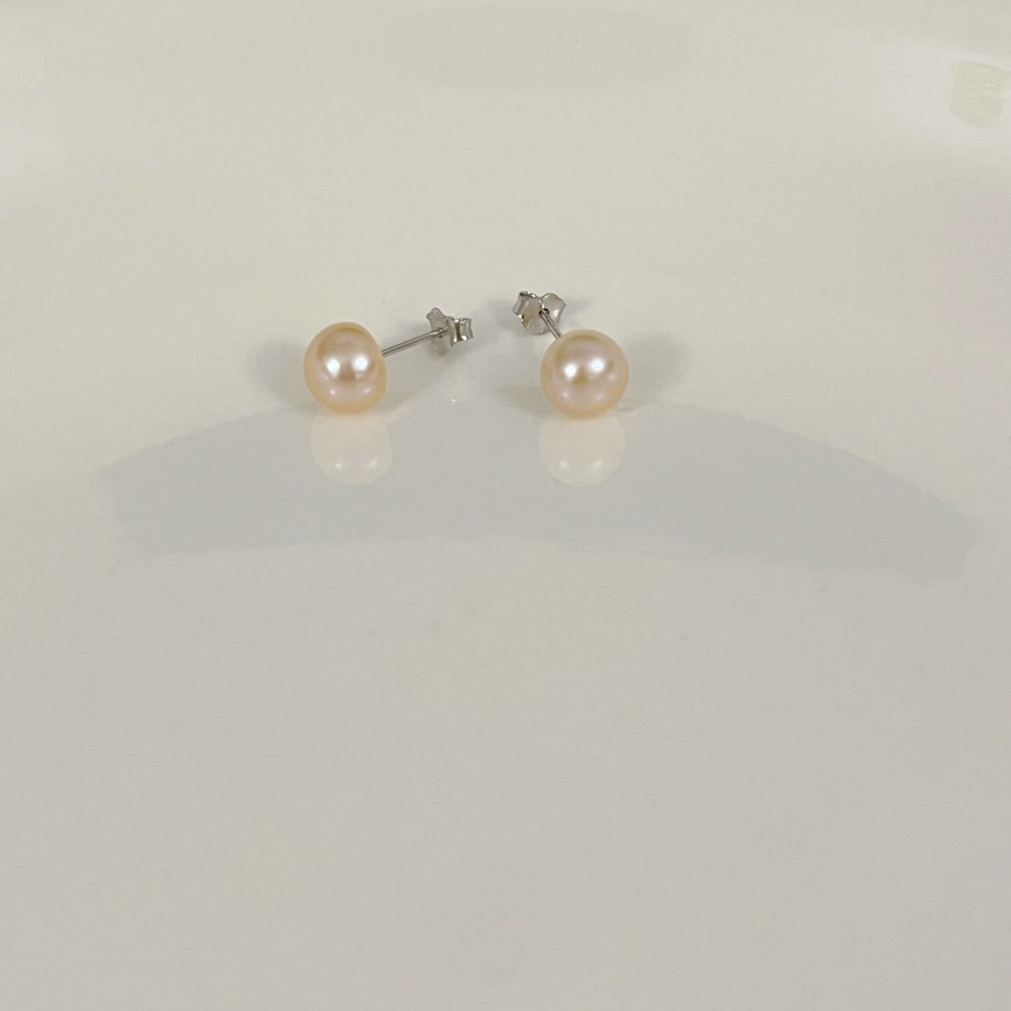 S925 Silver Stud Earrings with Natural Freshwater Pearls - Elegant and Versatile Flat Round Pearl Studs for Daily Wear or Special Occasions