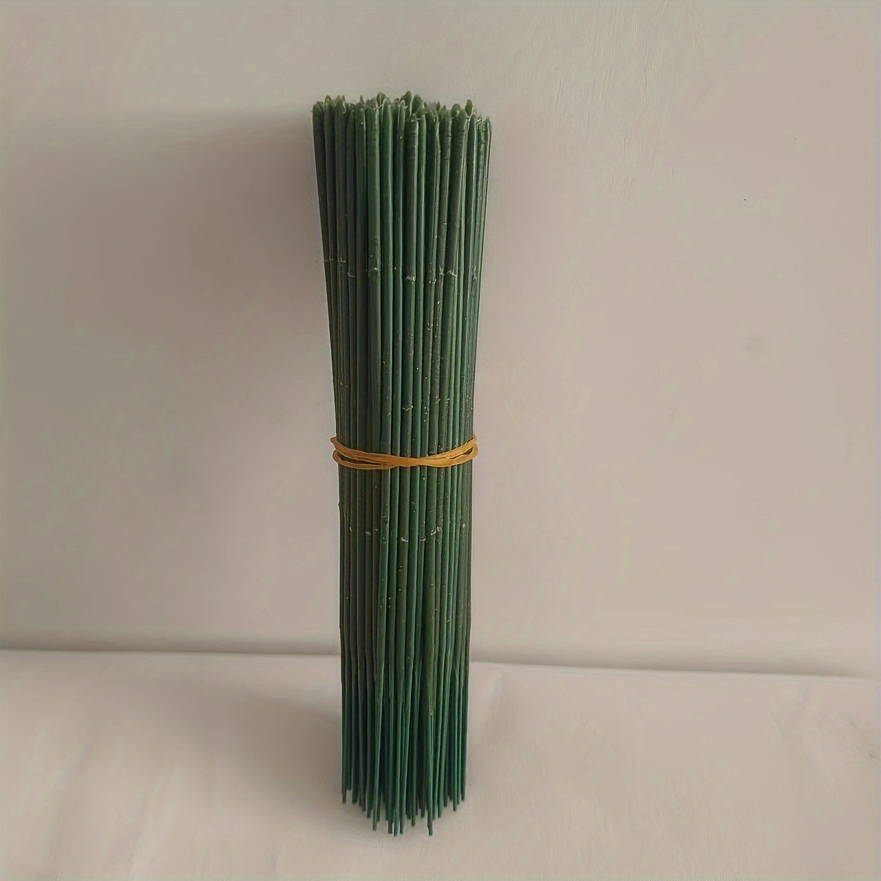 Plastic-coated iron stems for artificial flower head sticks, ideal for wedding decor. Available in packs of 50, 100, or 200.