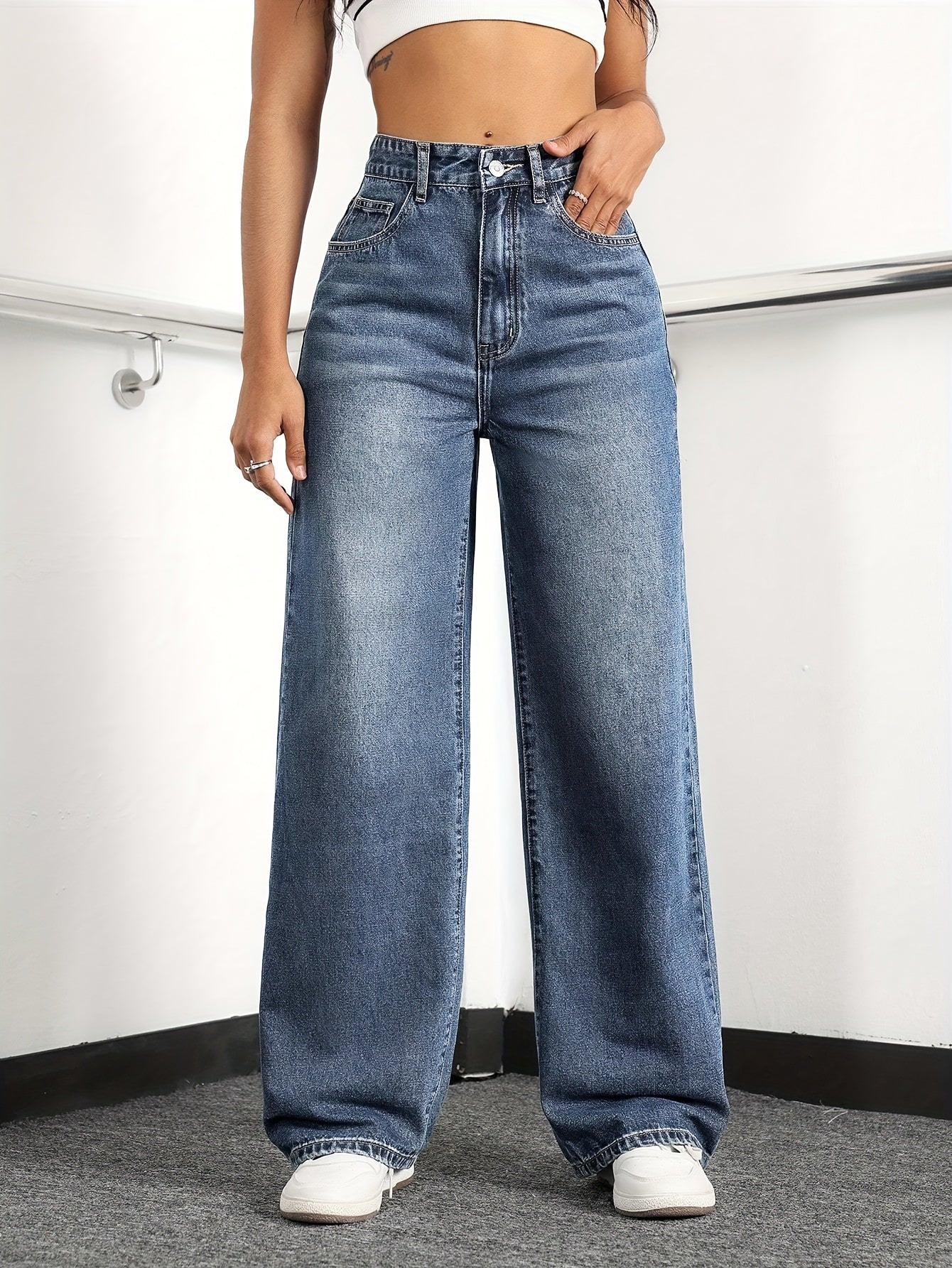 Women's wide leg jeans with high waist and washed details, suitable for casual fashion.