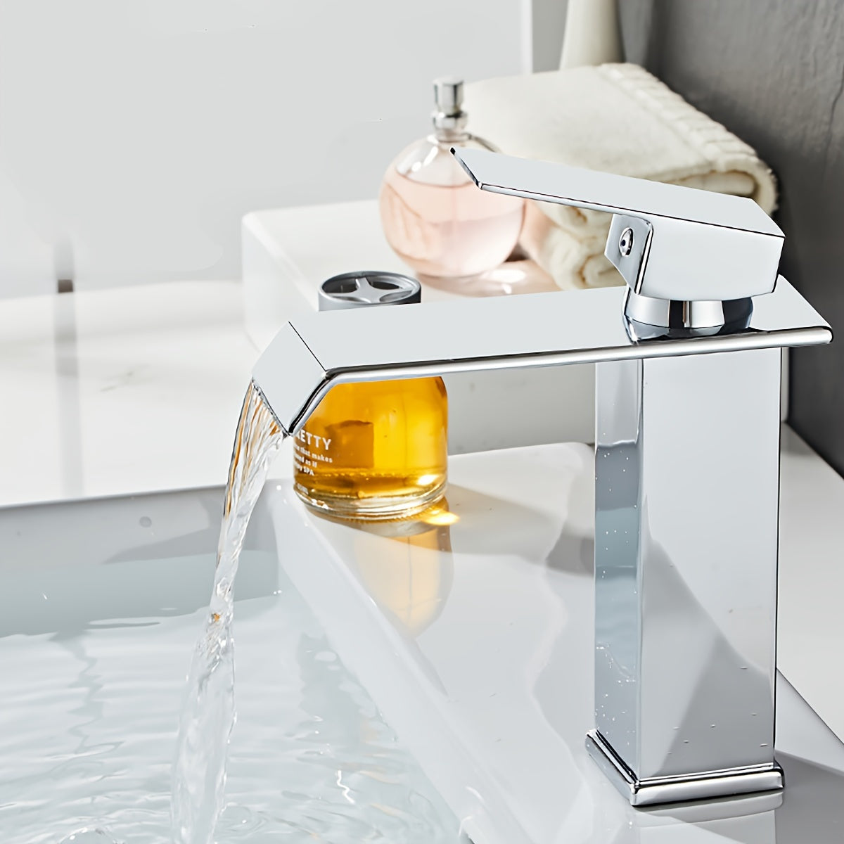 Single-hole stainless steel faucet for hot and cold water in home bathroom cabinet washbasin.