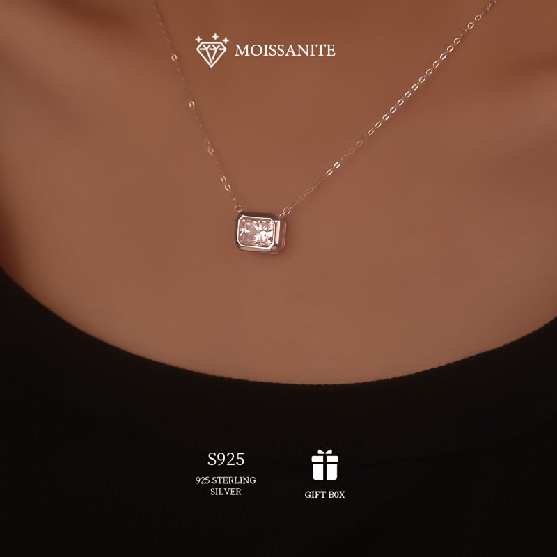 925 Sterling Silver'da Emerald Cut Moissanite Pendant Necklace - 1ct, 2ct yoki 3ct da mavjud. Gippoallergen, Bohemian uslubidagi ayollar uchun zargarlik sovg'asi - To'y, Nikoh, Onalar kuni uchun mukammal. Sertifikat va sovg'a qutisi bilan birga keladi.