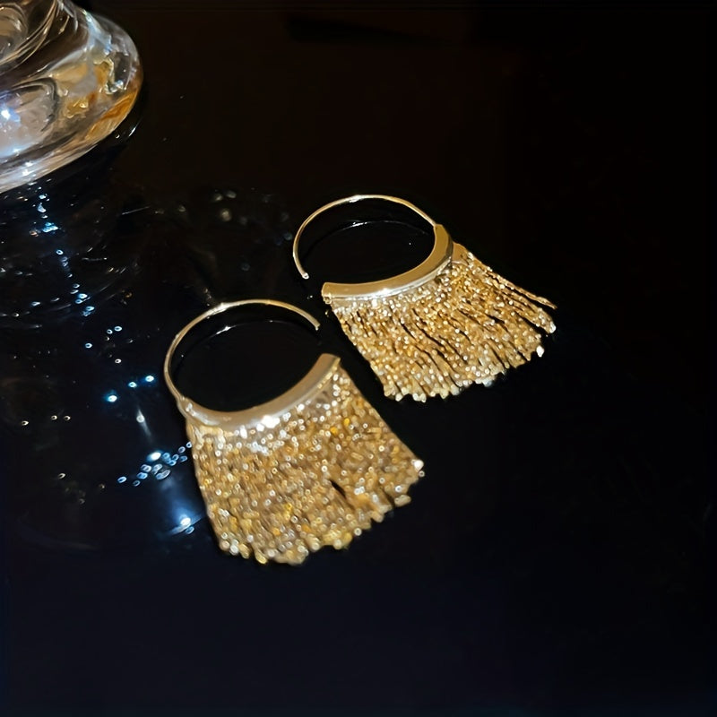 One set of C-shaped tassel earrings