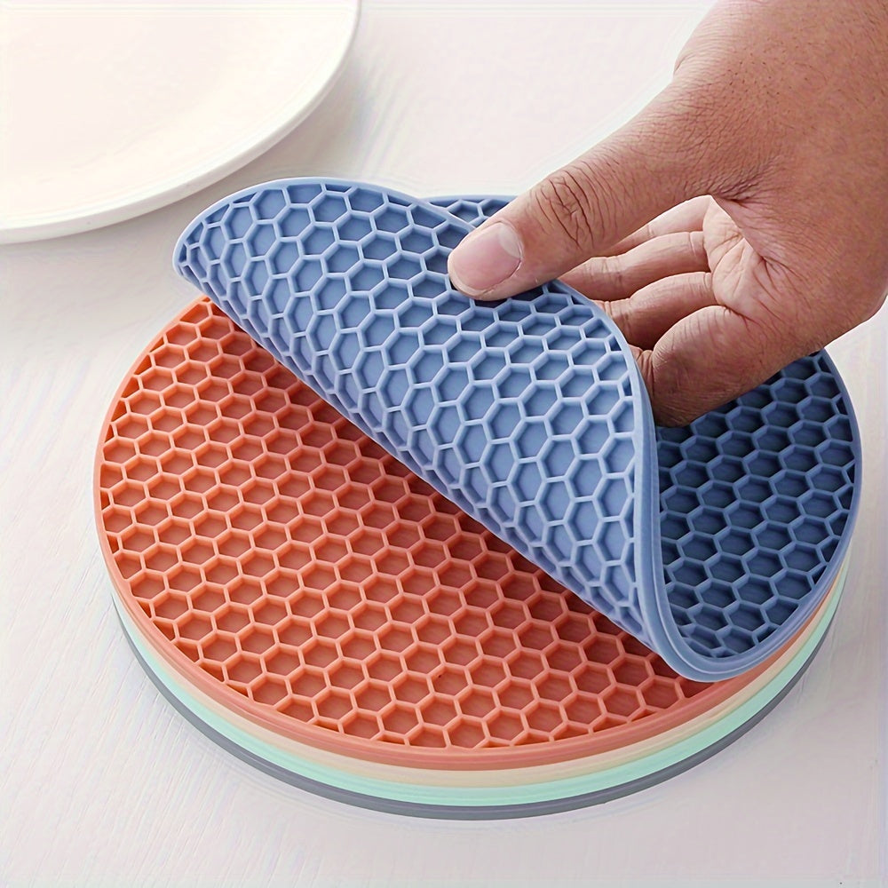 Silicone mat and tripod set in 2 sizes, heat resistant pot holder, non-slip hot pad for various uses in the kitchen. Suitable for hot pots, dishes, and bottles. Made of food grade silicone.