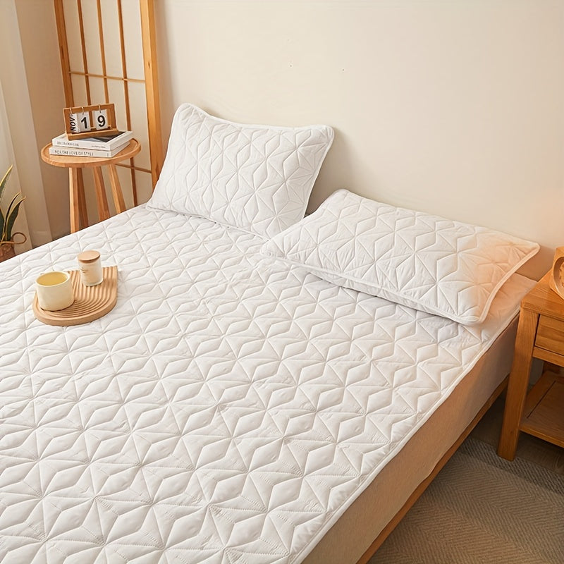 Waterproof mattress cover made of layers, providing soft cushioning to double bed mattresses. This bedspread offers protection against diaper leaks and stains in the household. It is thin, non-slip, and dust-proof, making it ideal for student dormitories.