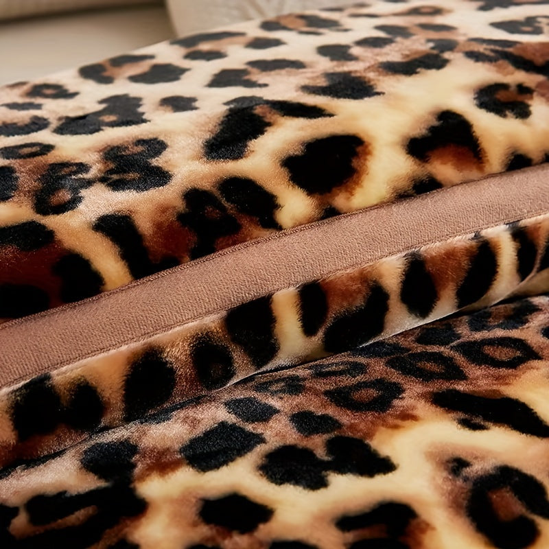 Ultra-Soft Leopard Print Plush Throw Blanket - Perfect for Every Season - Great for Bedroom, Guest Room, Living Room, Dorm, Car, Sofa & Travel - Easy to Clean, Tropical Style, Made of 90g Flannel Fleece