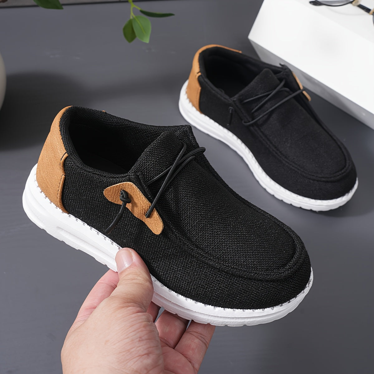 Stylish, breathable sneakers for men, perfect for outdoor activities.