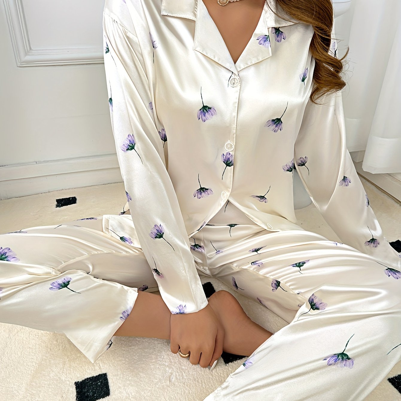 Plus size floral print pajama set for women, made of 95% polyester and 5% elastane. This non-stretch woven fabric is lightweight, perfect for fall/winter home wear.