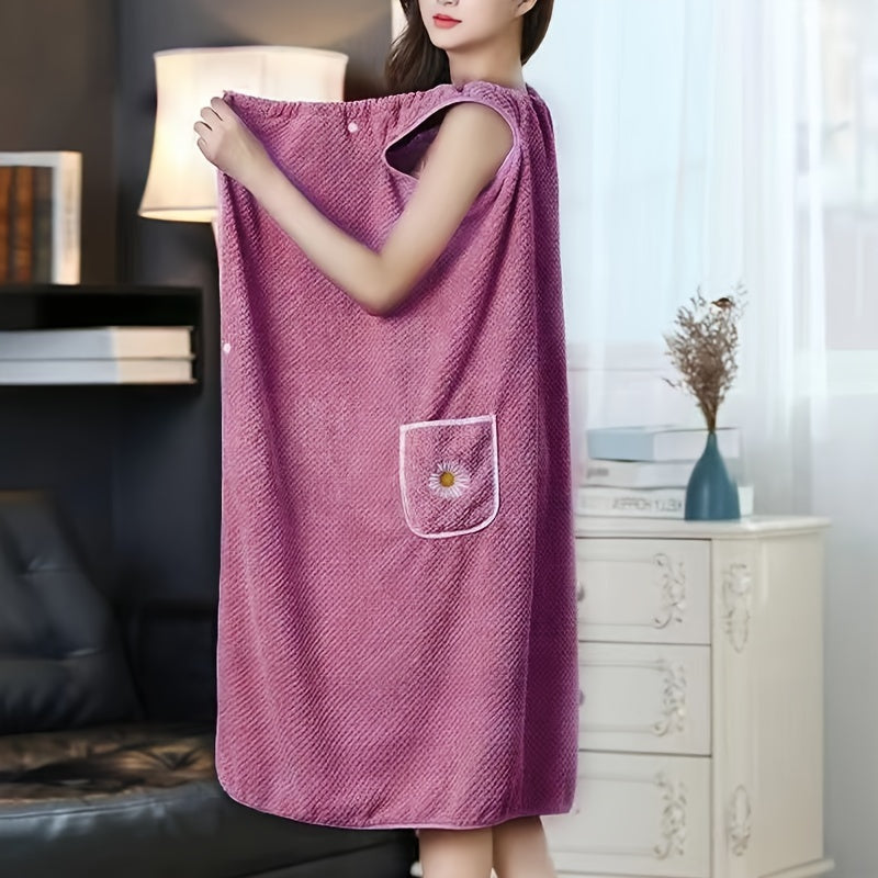 Daisy pattern wearable bath towel with pocket and buttons, perfect gift for women. Fade-resistant and non-shedding. Great for bathroom and home.