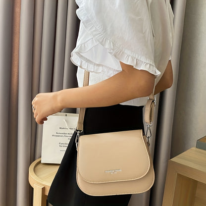 New trendy solid color crossbody bag for women, simple and fashionable shoulder saddle bag.