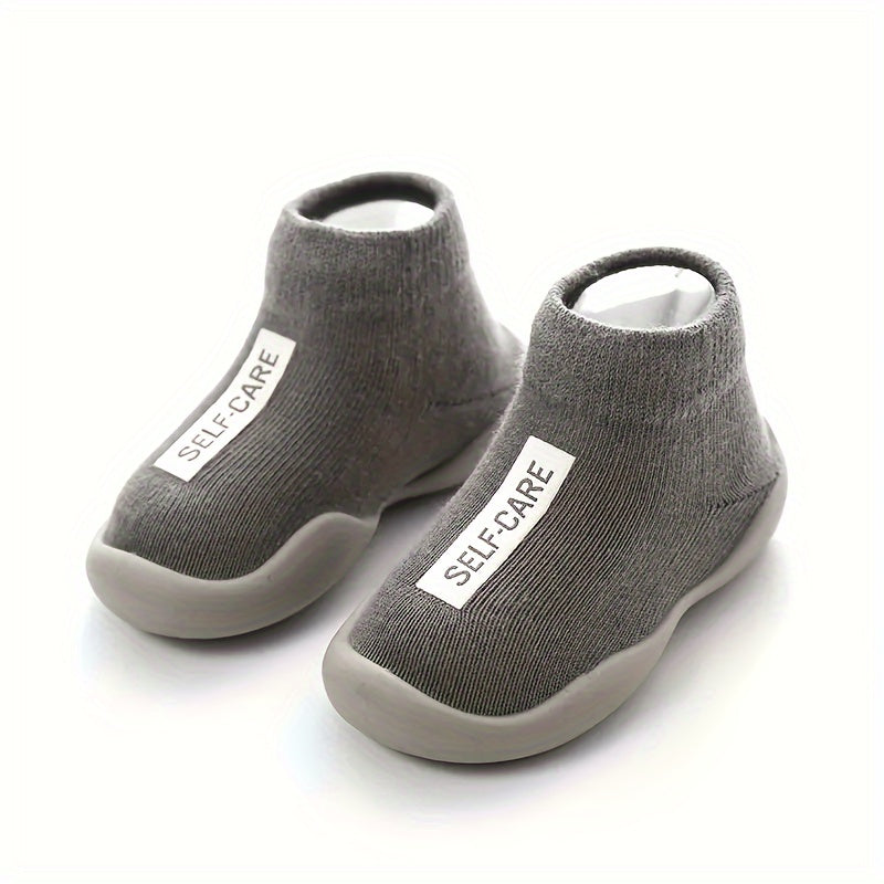 Boys and girls wear walking shoes in spring and summer for cuteness and comfort.