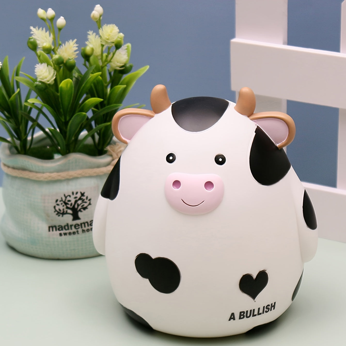 Cute cow-shaped penny bank, perfect for saving money and as a creative gift for birthdays and Christmas. Made of non-waterproof PVC with latch closure, ideal for desk decor.