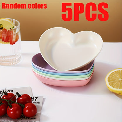 5-piece set of heart-shaped plastic snack dishes with storage box, perfect for serving fruit, desserts, and cake in the kitchen.