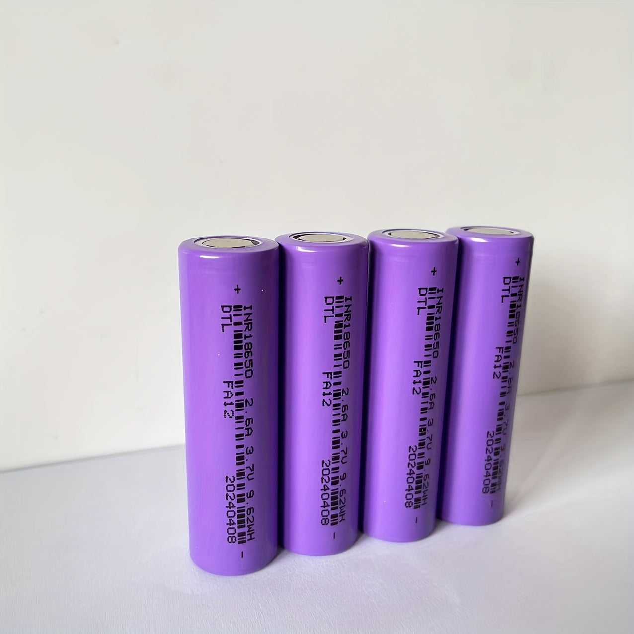 Rechargeable 2600mAh lithium battery with flat head provides long-lasting power for electronics and 18650 discharge.